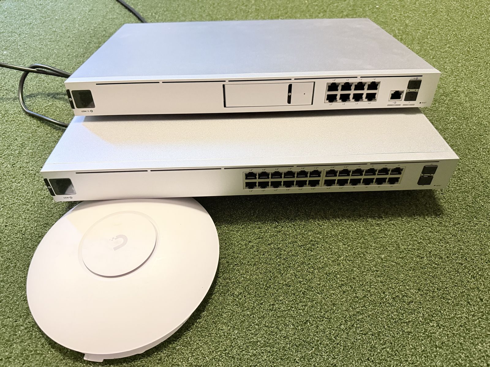 Unifi Ubiquiti UDM-SE Router, USW-24-POE, and U6-Pro Wifi