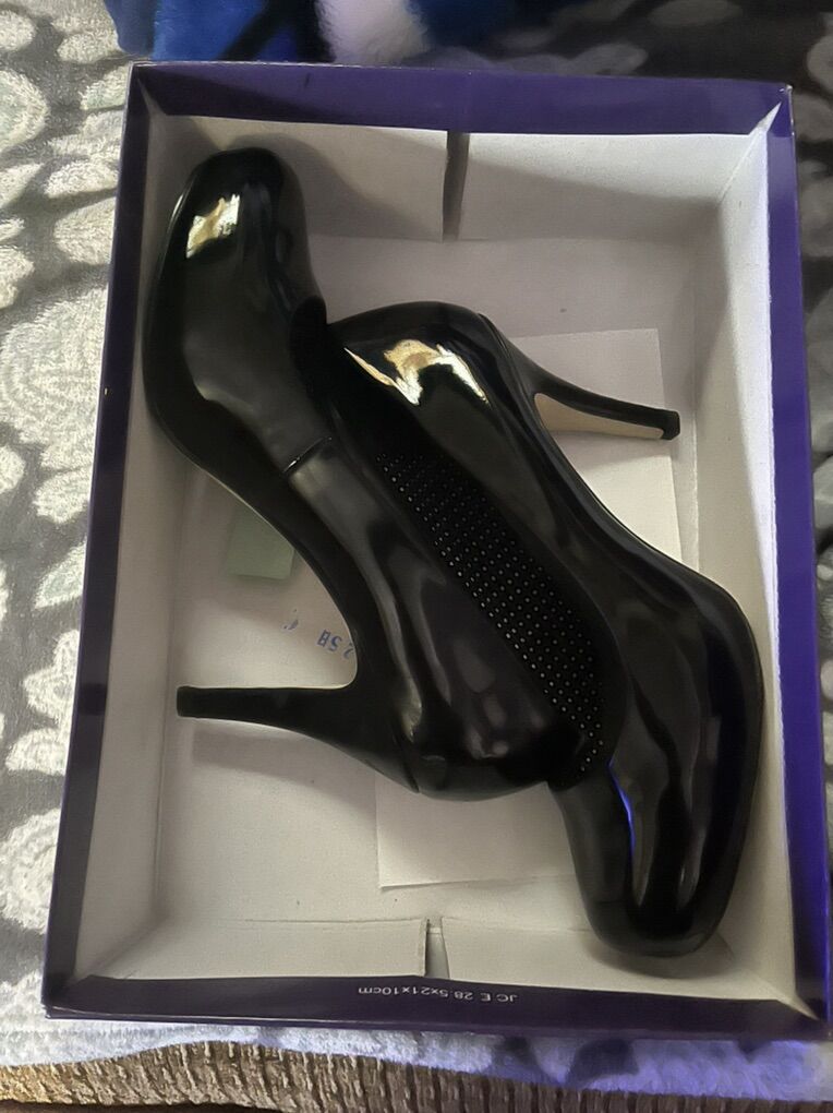 7 W. High Heel Black Shoes