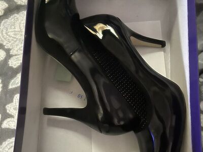 7 W. High Heel Black Shoes