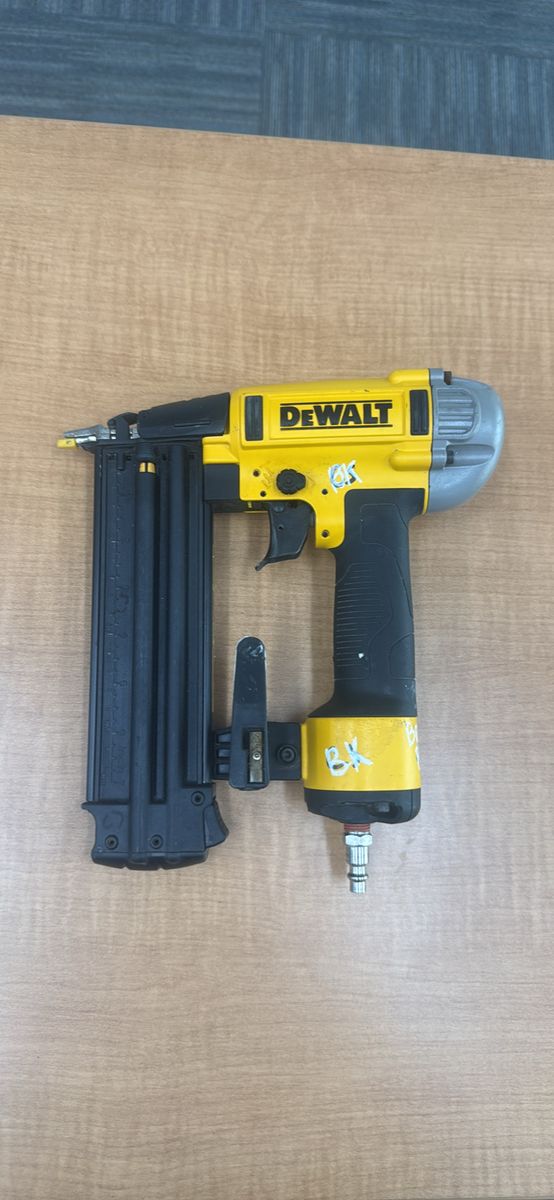 DEWALT 18-Gauge Pneumatic Brad Nailer