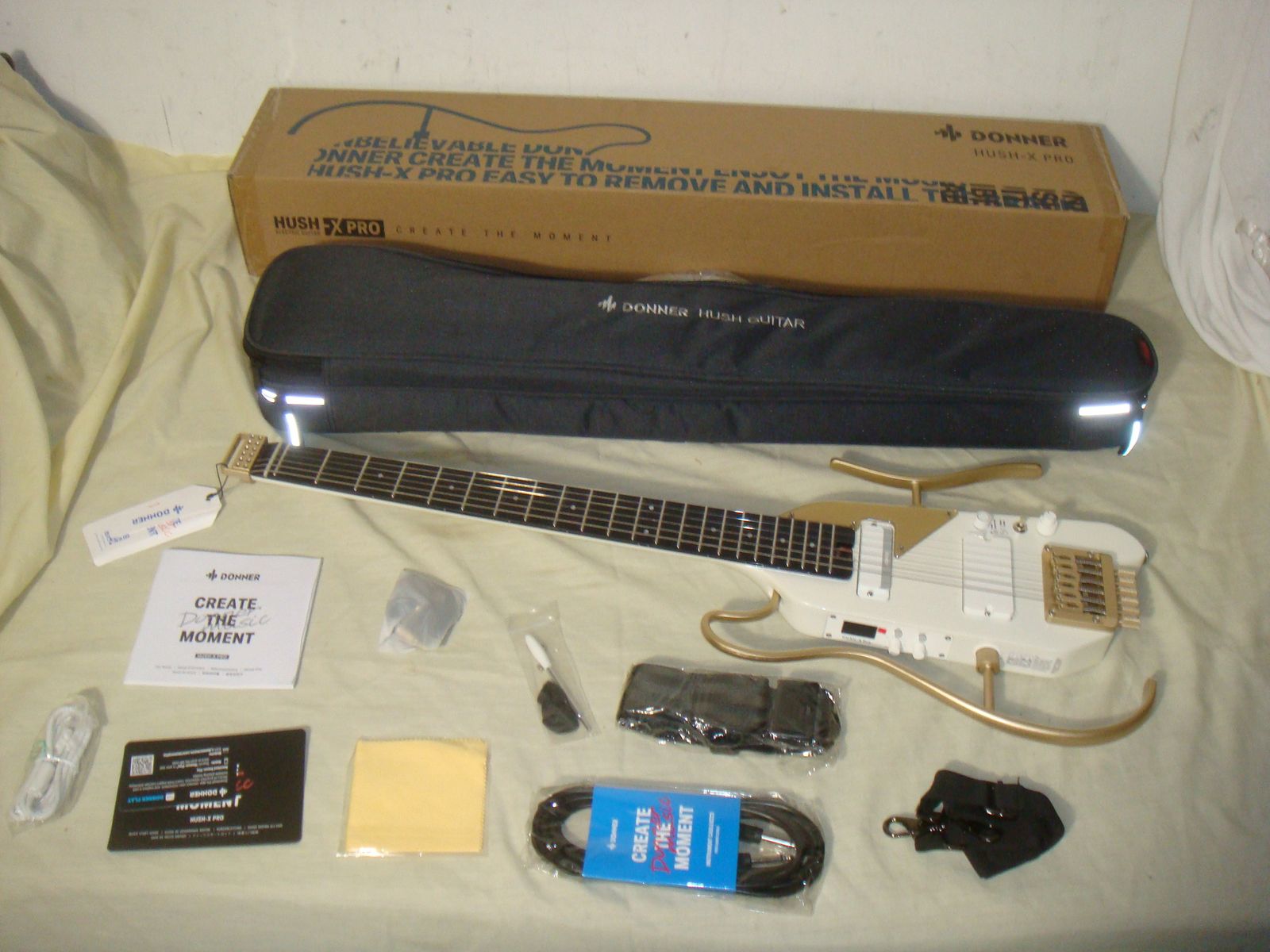 DONNER HUSH X PRO HEADLESS ELECTRIC TRAVEL GUITAR WITH MULTI-EFFECTS IN WHITE LUXE