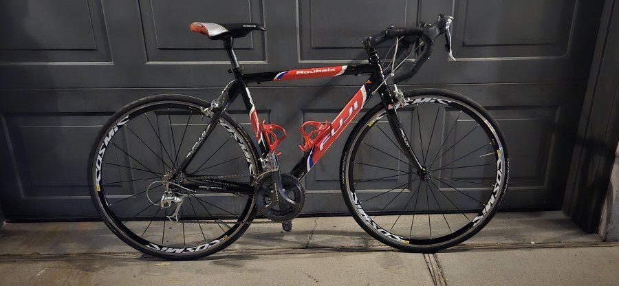 Fuji Roubaix Road Bike 2004 size 52 Ultegra Components, Mavic Cosmic Elite Wheels, Continental tires