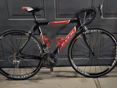 Fuji Roubaix Road Bike 2004 size 52 Ultegra Components, Mavic Cosmic Elite Wheels, Continental tires