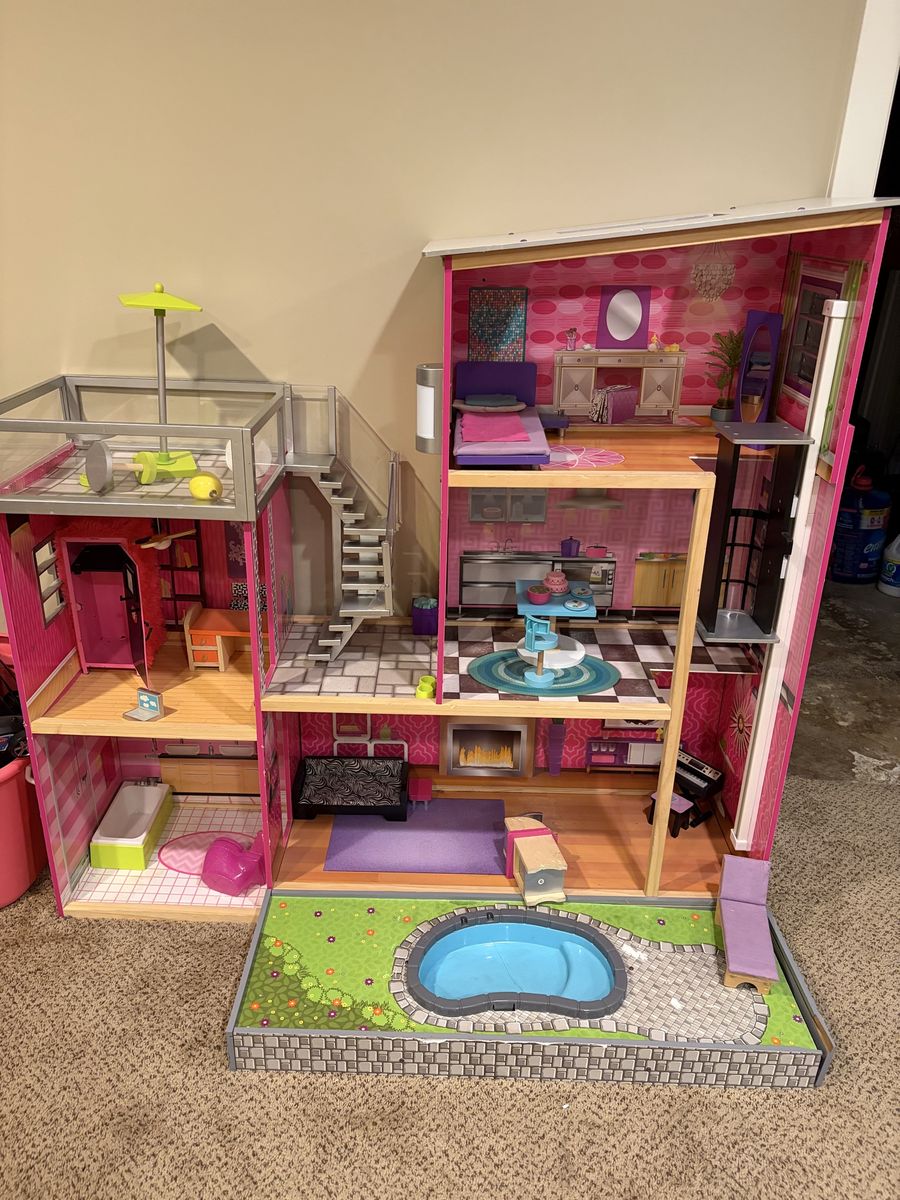 Barbie Dream House *Free*