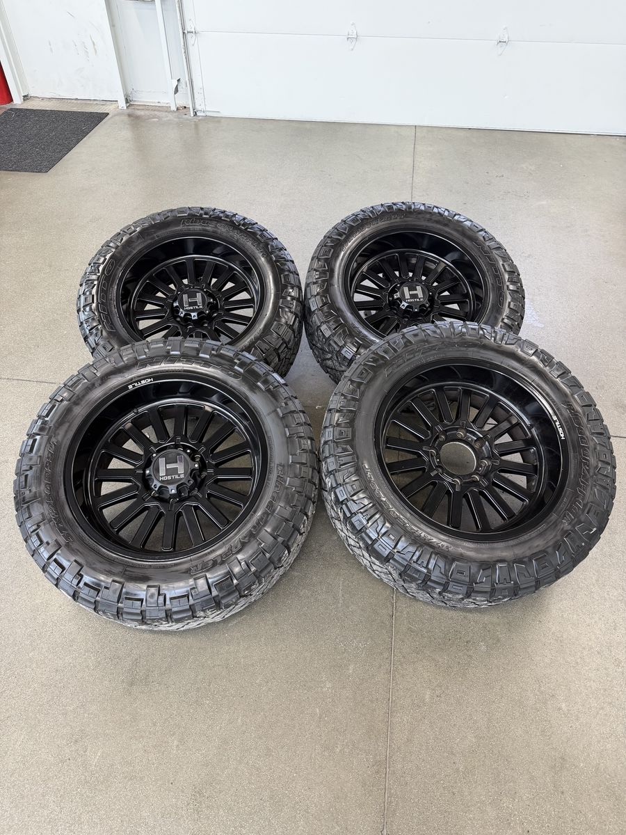 Like new 22x10 Hostile titans/ 37x13.50r22 Nitto