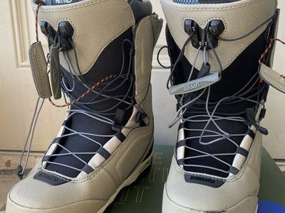 Snowboarding boots