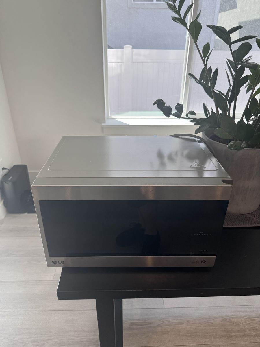 LG NeoChef 0.9 cu. ft. 1000-Watt Countertop Microwave, Stainless Steel with Smart Inverter