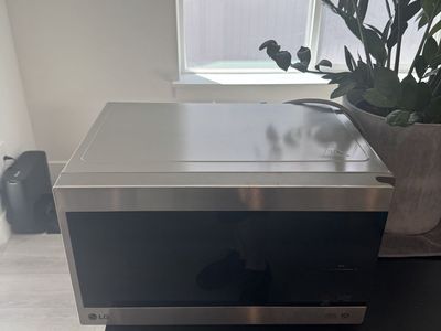 LG NeoChef 0.9 cu. ft. 1000-Watt Countertop Microwave, Stainless Steel with Smart Inverter