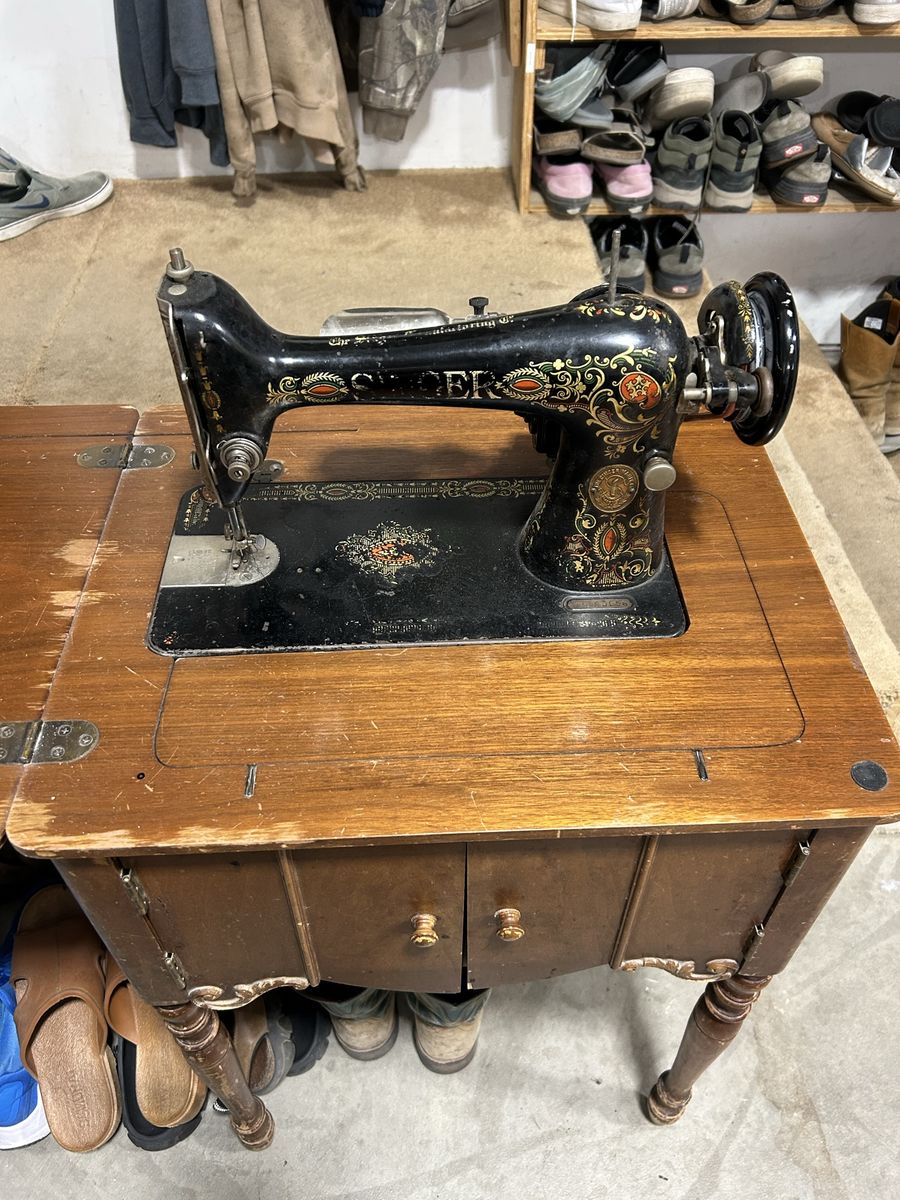 Singer Model 66 Red Eye 1910 Wood Cabinet