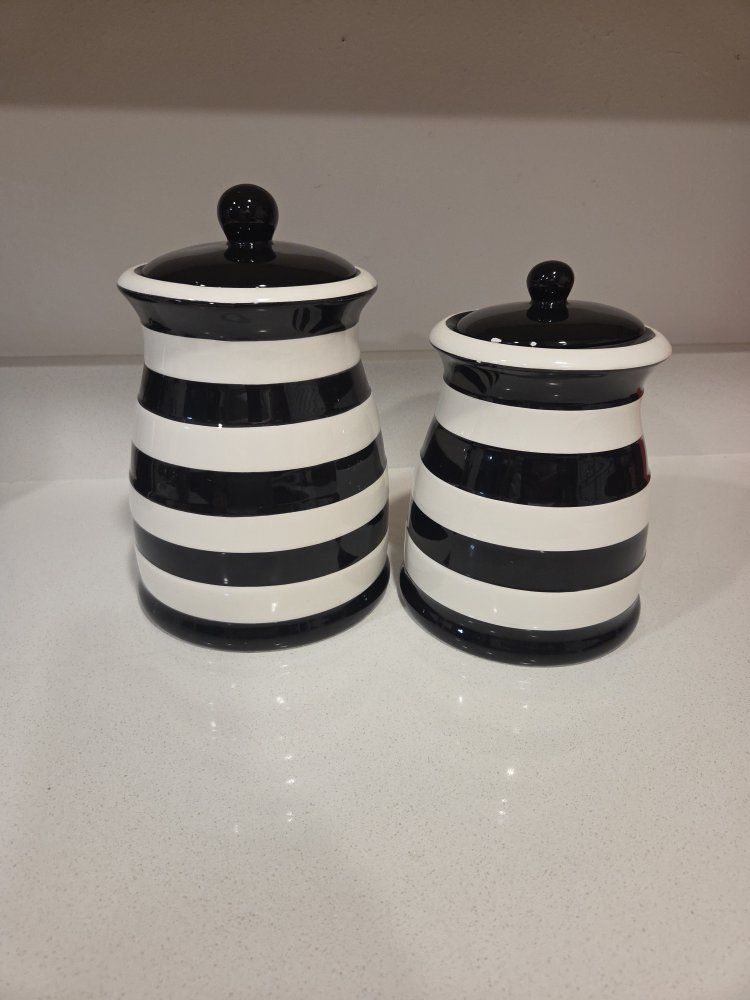 Black and white jars