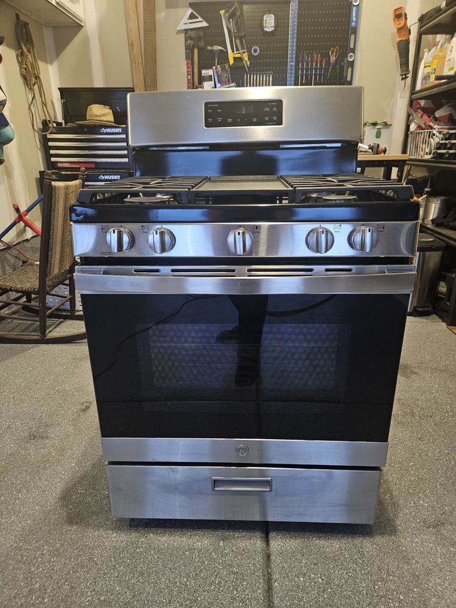 GE 30-in 5 burners Stainless Steel Freestanding Natural Gas Range