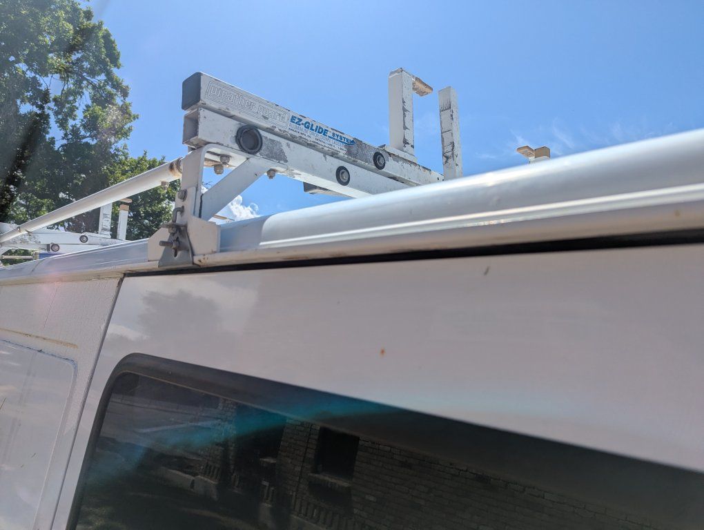 2 Hydraulic ladder transporter rack side For the easy loading.