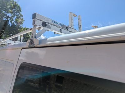 2 Hydraulic ladder transporter rack side For the easy loading.