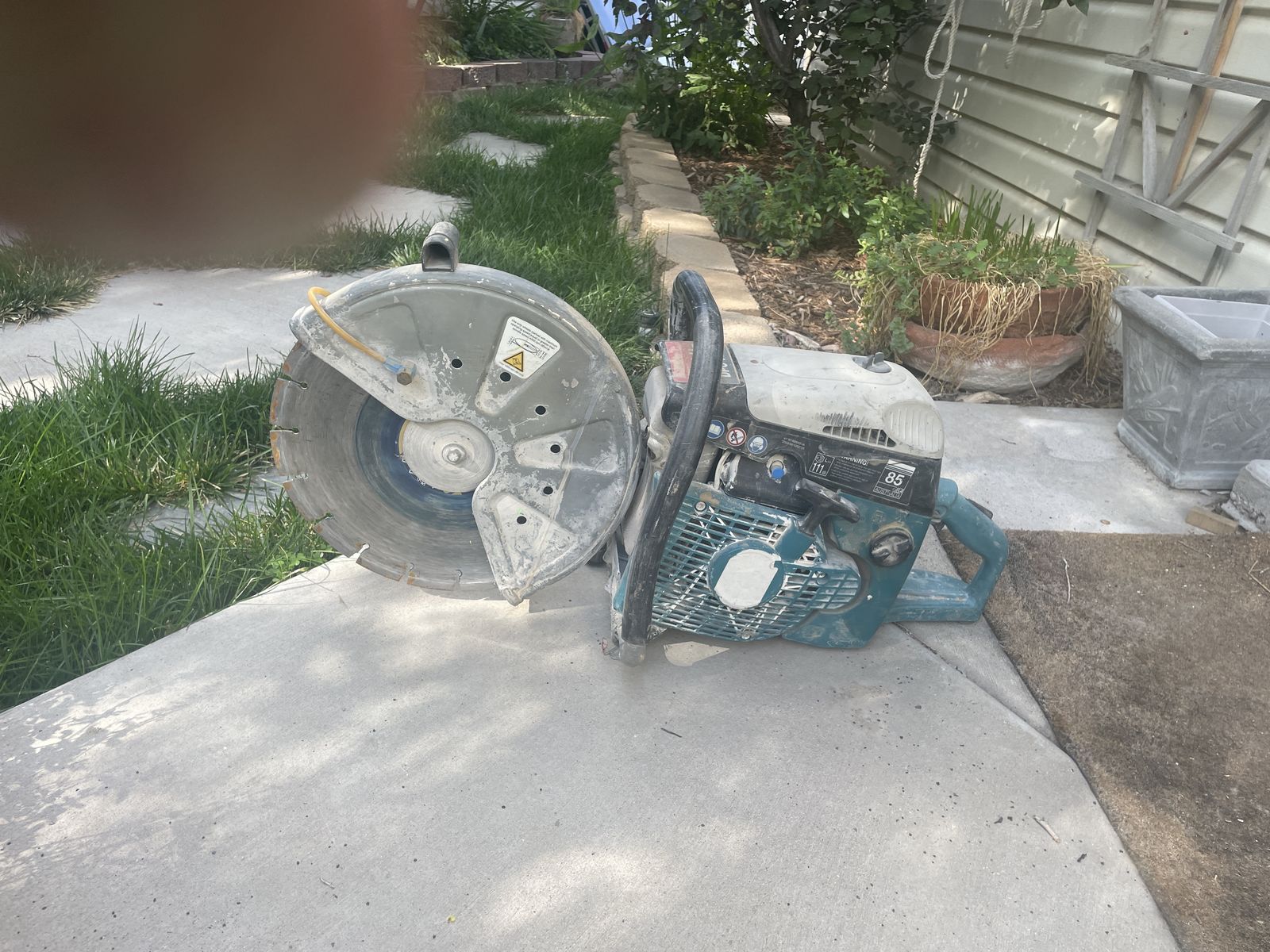Concrete saw