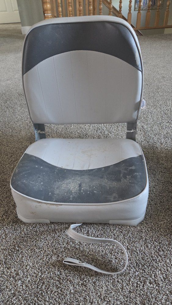 2 boat seats and boat light