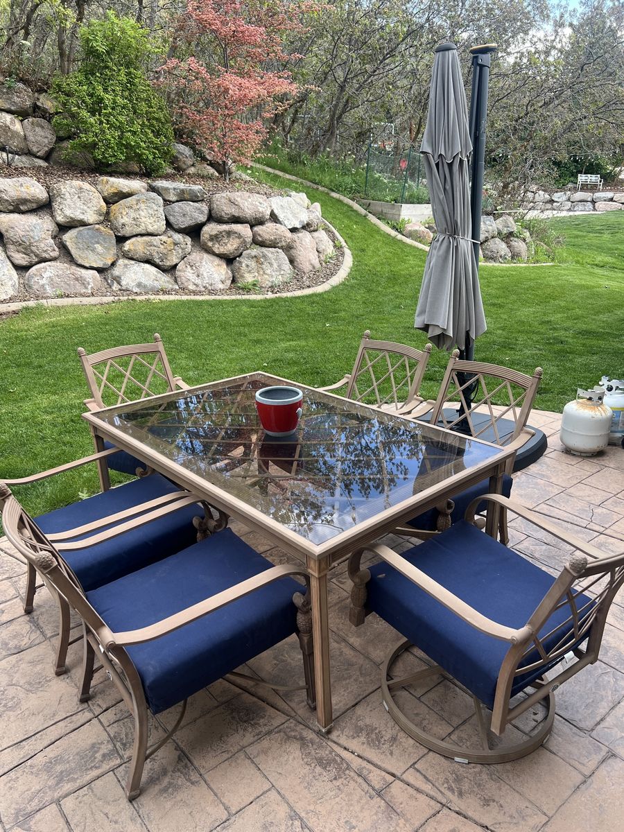 Outdoor patio table and chair set