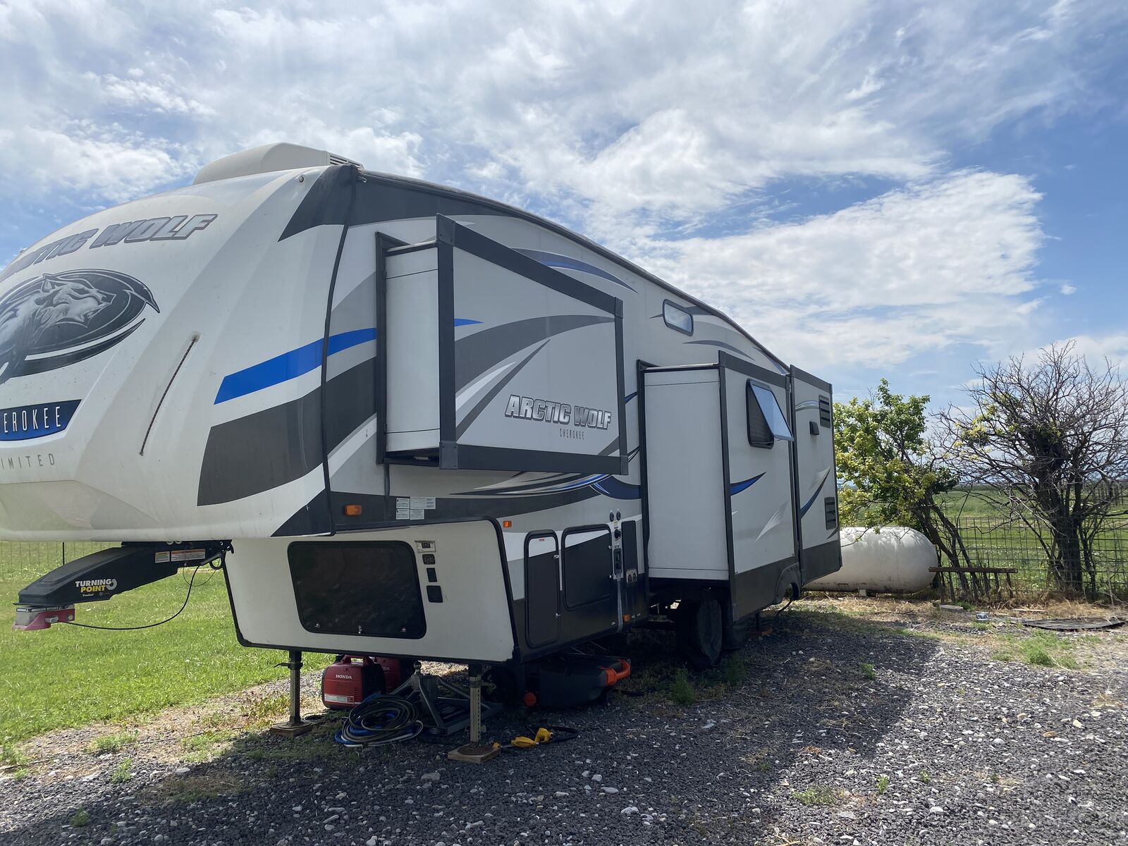 2018 Cherokee Arctic Wolf Fifth wheel RV