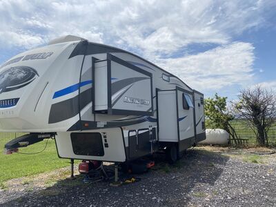 2018 Cherokee Arctic Wolf Fifth wheel RV