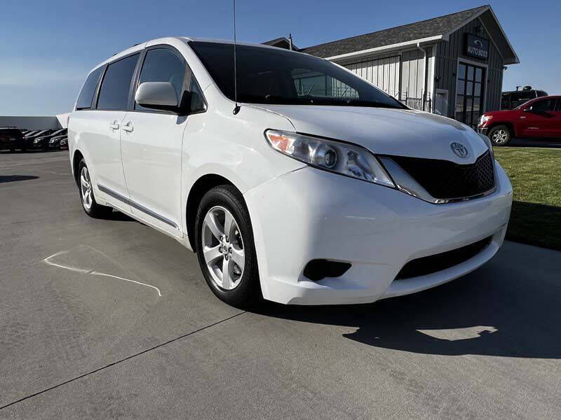 2014 TOYOTA SIENNA LE 8-Passenger