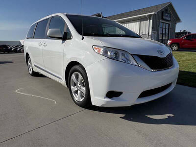 2014 TOYOTA SIENNA LE 8-Passenger