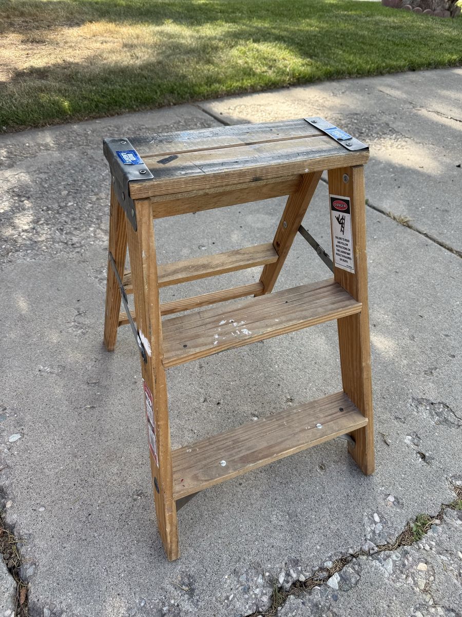 2 FT Wood ladder