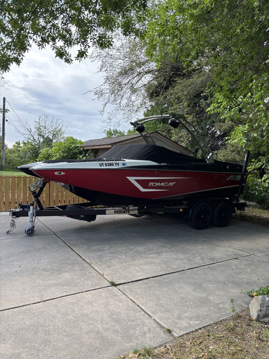 2015 F22 MB TOMCAT WAKE BOAT