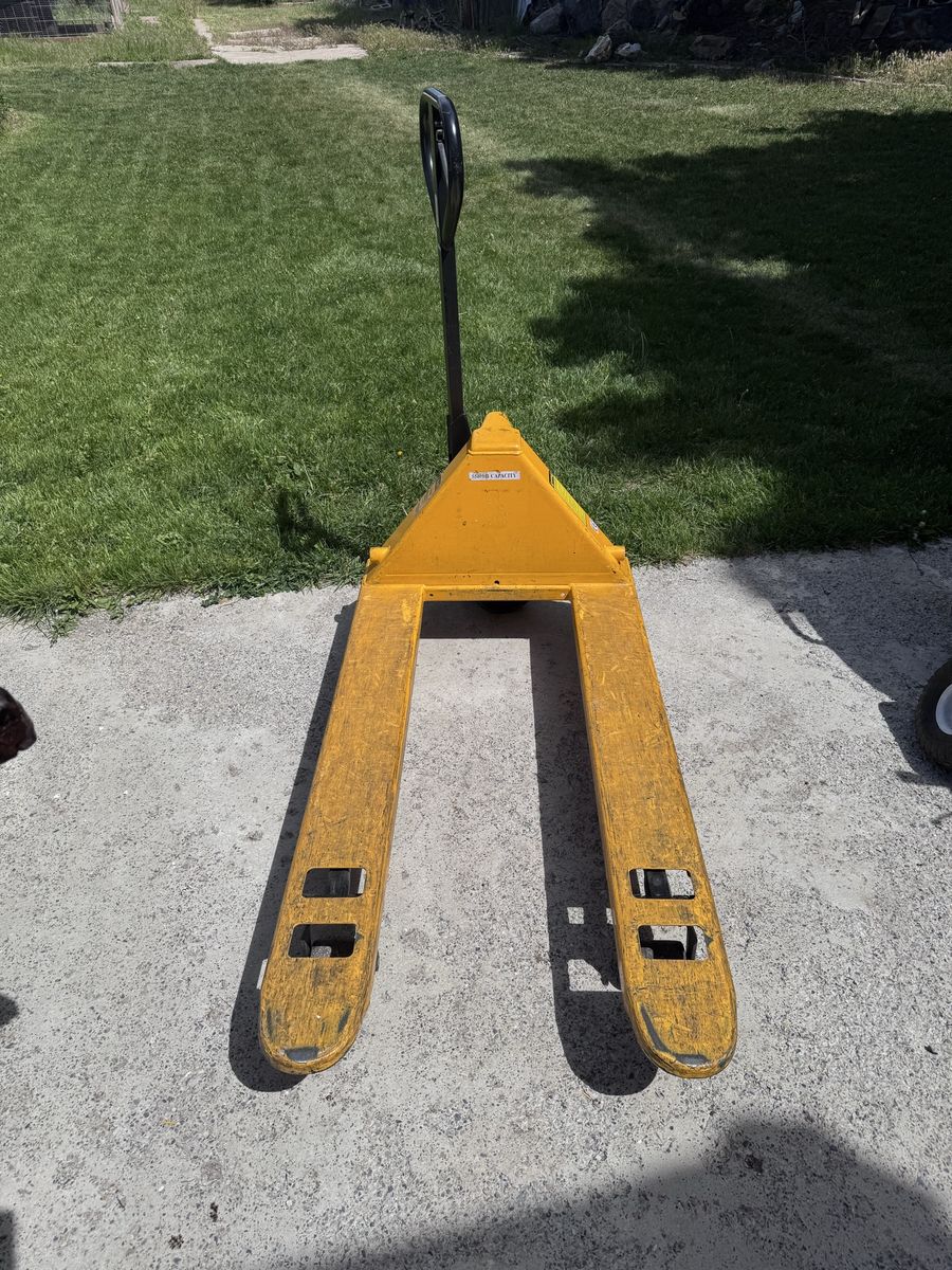 Uline Pallet Jack, huge capacity 5,500 #s capacity, good rollers works great !l