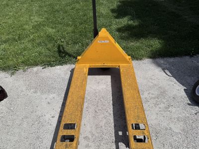 Uline Pallet Jack, huge capacity 5,500 #s capacity, good rollers works great !l