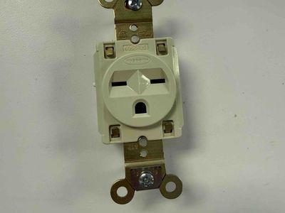Straight Blade Devices, Receptacles, Single, Specification Grade, 2-Pole 3-Wire