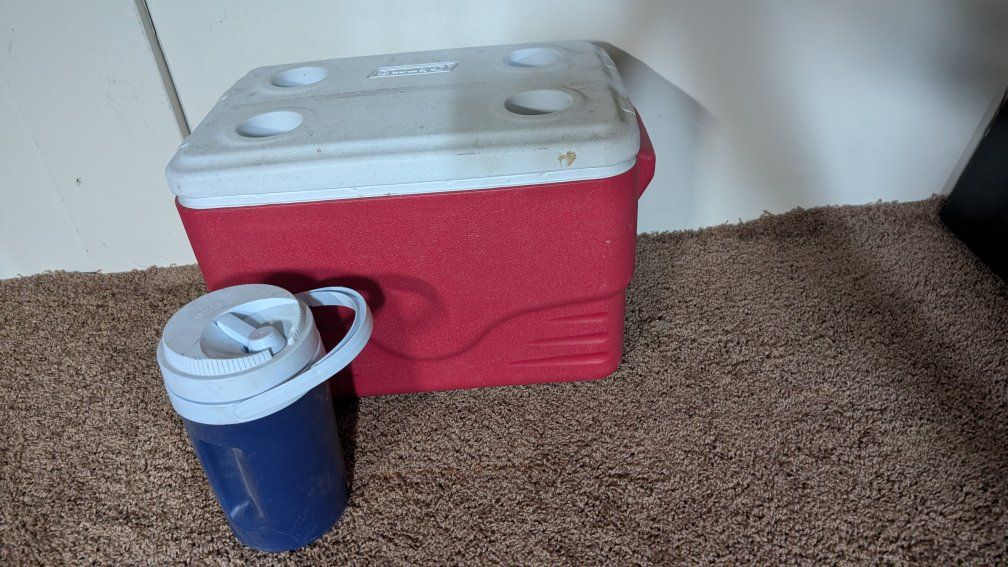igloo cooler and cooler jug