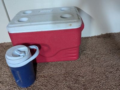 igloo cooler and cooler jug