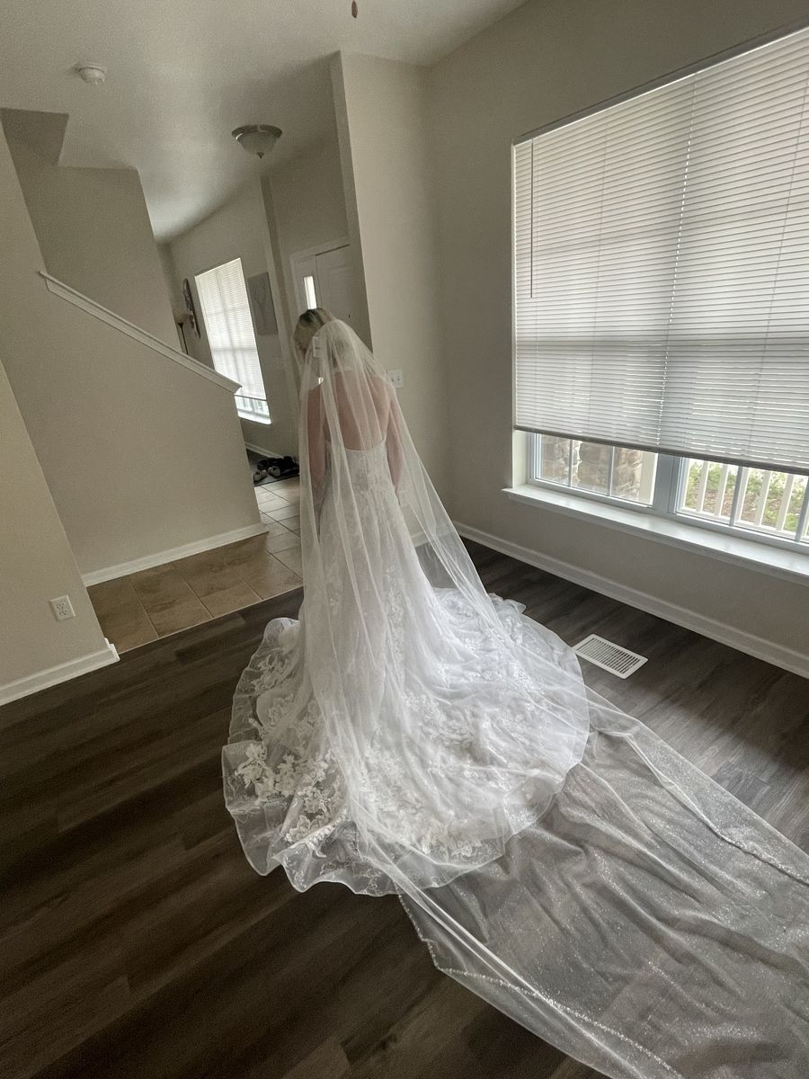 Wedding dress Oleg Cassini brand new