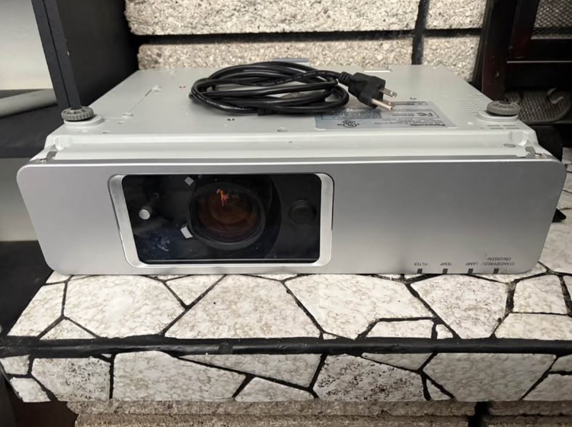 Auditorium Style Projector & Projector Screen