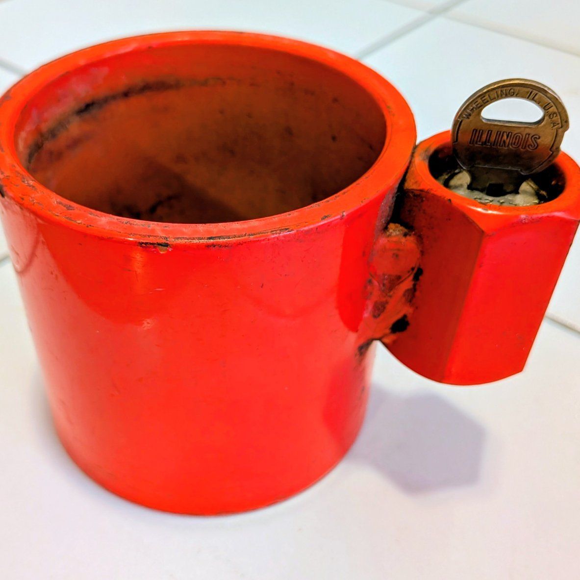 5th Wheel King pin lock includes two keys