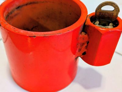 5th Wheel King pin lock includes two keys