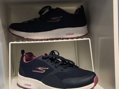 Skechers GoRun Shoes Navy/Pink – Size 9