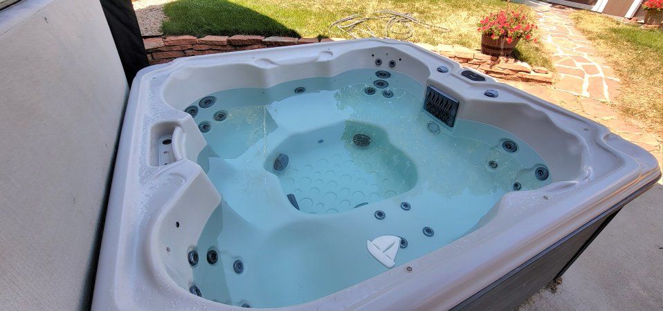 Viking Spas Hot Tub Spa with Hard Cover and Lifter