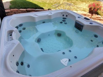 Viking Spas Hot Tub Spa with Hard Cover and Lifter