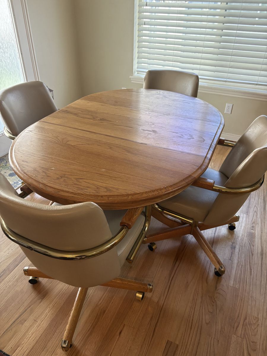 Kitchen Table And 4 Chairs