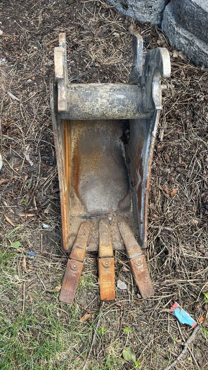 John Deere 12 Inch Heavy Duty Mini Excavator Bucket - Part BYT10962