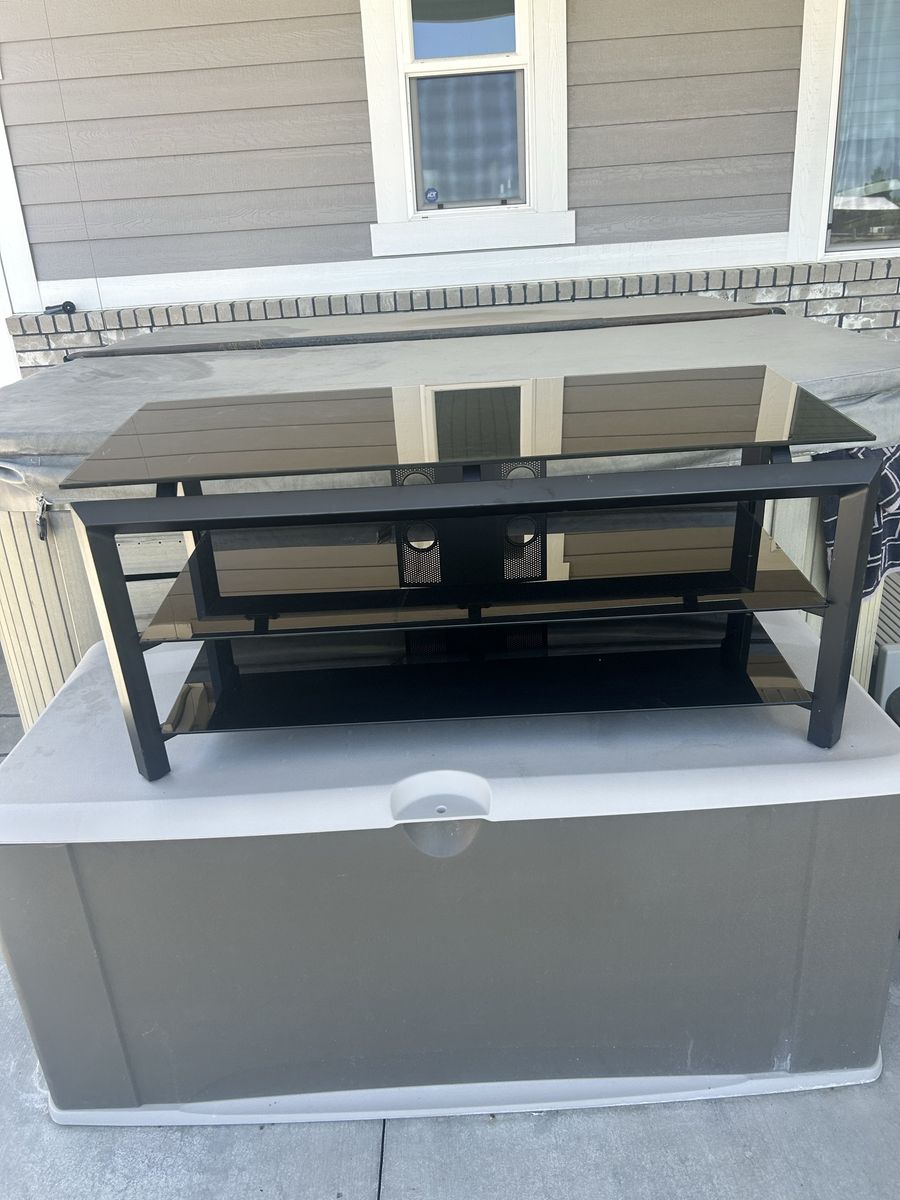 Three shelf stereo/TV table