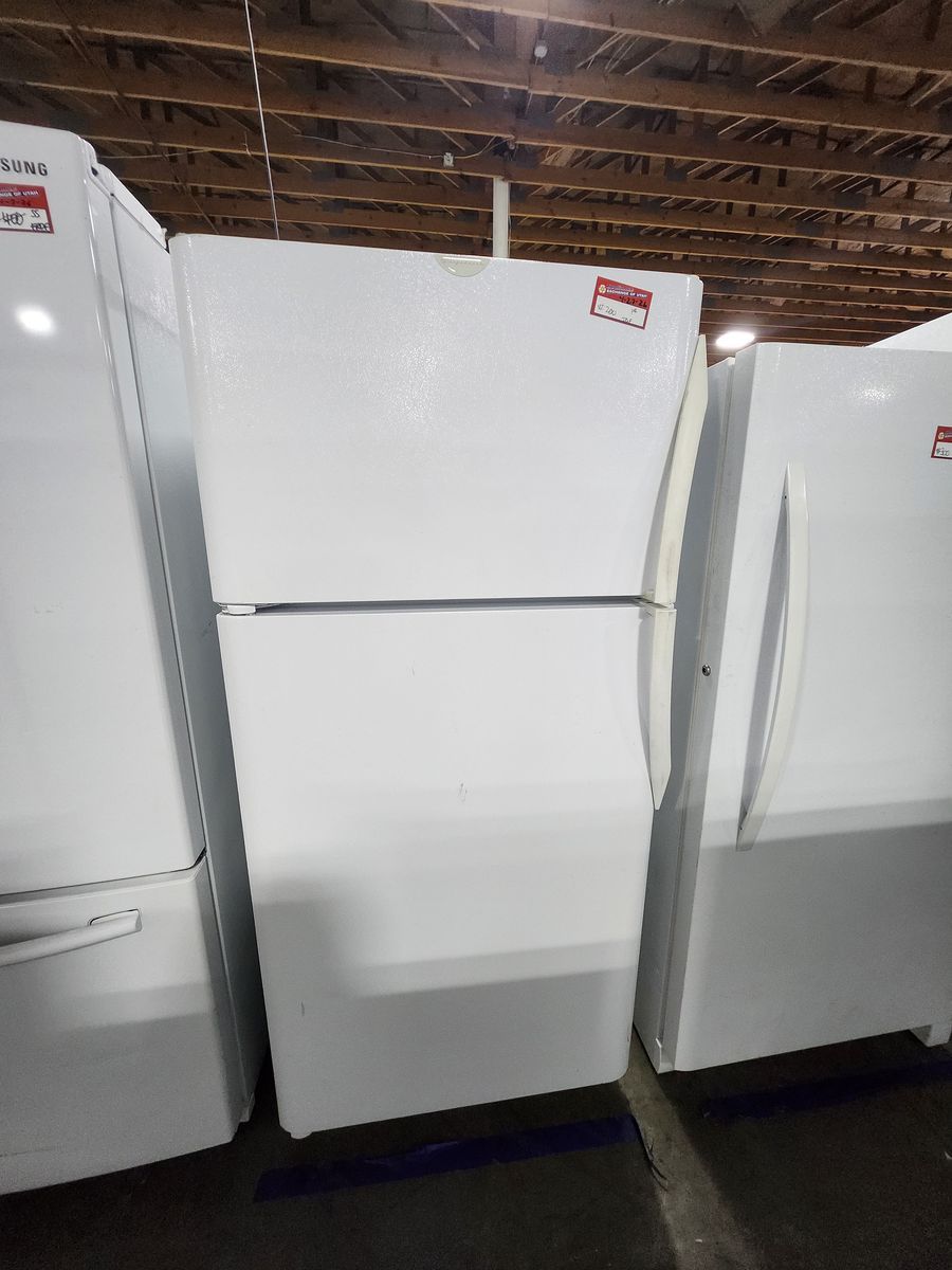 FRIGIDAIRE WHITE TOP AND BOTTOM FRIDGE! W-WARRANTY