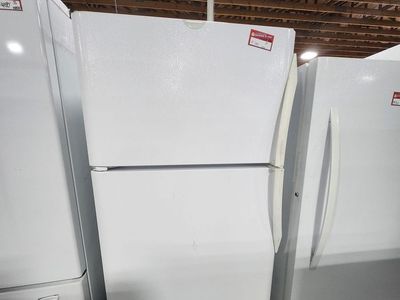 FRIGIDAIRE WHITE TOP AND BOTTOM FRIDGE! W-WARRANTY