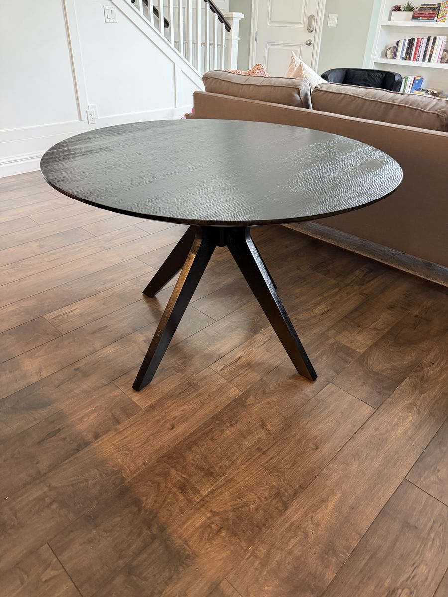 SAFAVIEH Couture Carolee 46" Round Dining Table, Black