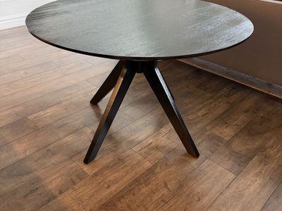 SAFAVIEH Couture Carolee 46" Round Dining Table, Black