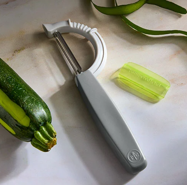 Pampered Chef Pivoting Vegetable Peeler Kitchen Tool with Protective Cover