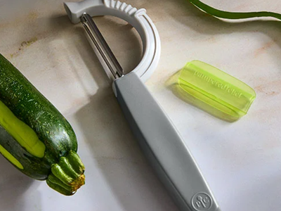 Pampered Chef Pivoting Vegetable Peeler Kitchen Tool with Protective Cover