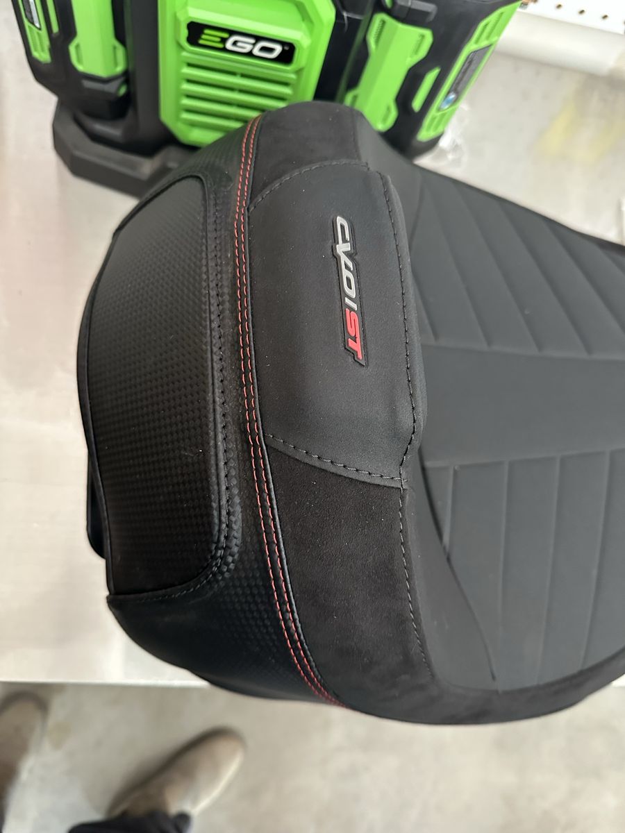 CVO st Black Motorcycle Seat with Red Stitching - Excellent Condition