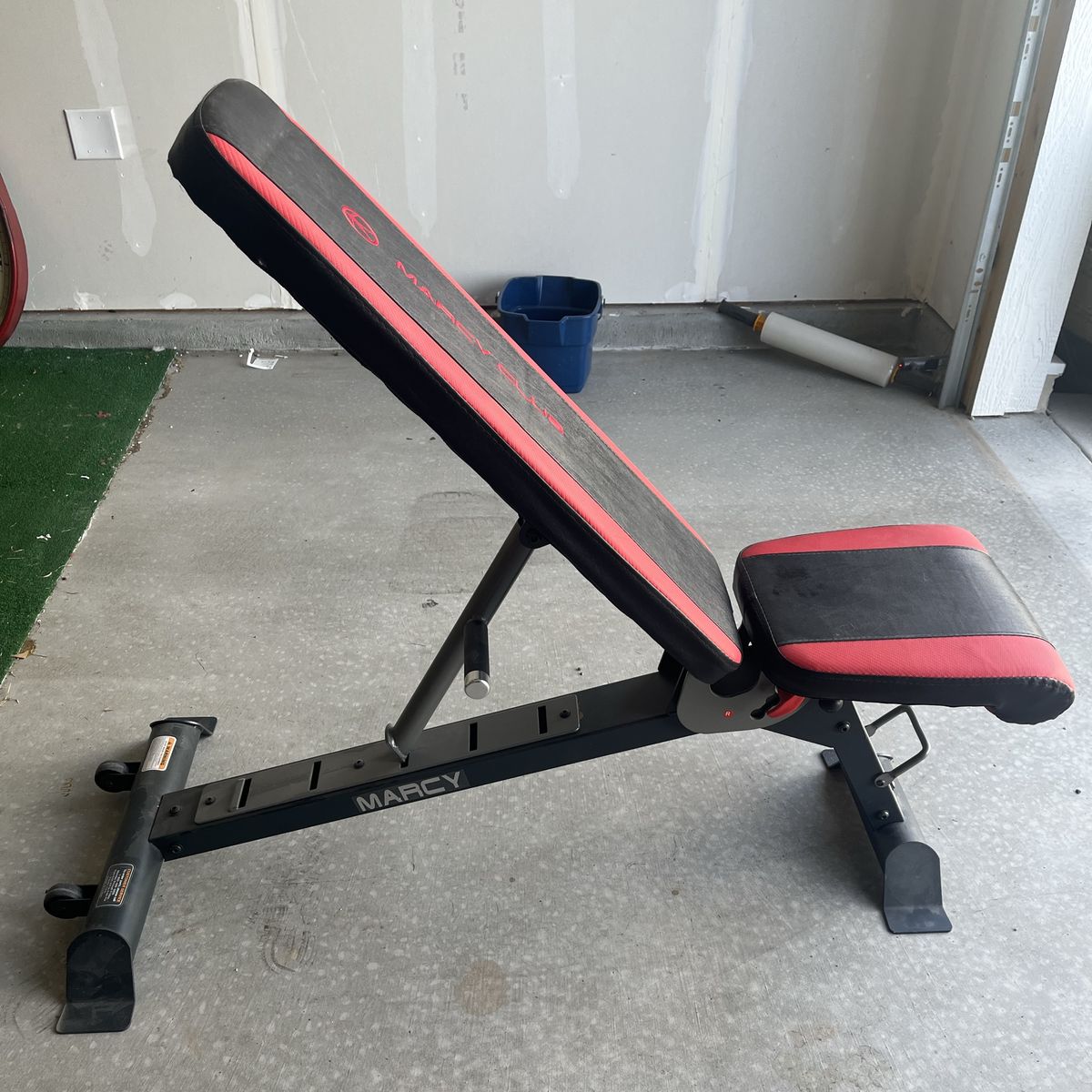 Weight Bench Supports Up To 600 Lbs