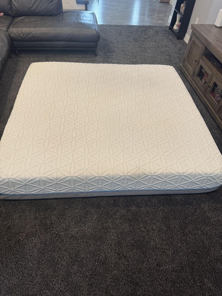 Like New tempurpedic Cloud Luxe Breeze KING Mattress